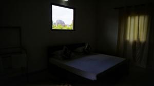 Rúm í herbergi á Jungle Edge Home Sigiriya