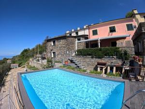 a large swimming pool in front of a building at Dimore d'Oltremare - Appartamenti Ponente in Lavagna