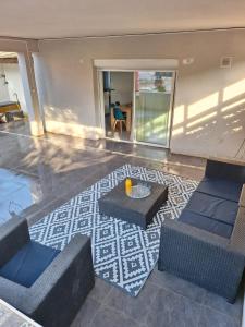 a living room with two couches and a table at Calanques de Sormiou in Marseille