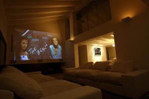 sala de estar con sofás y TV de pantalla plana. en Villa Sacchetta, en Cavallino-Treporti