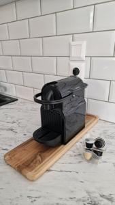 a black coffee maker on a cutting board on a counter at Angel's Petit House in Triovasálos