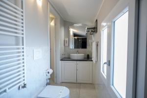 A bathroom at Affittacamere Orchidea for Tourists Hesperia Hosp Még 37 kép