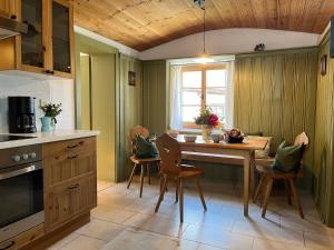 Una cocina con mesa y sillas y una ventana. en Siglhof am Pattenberg, en Bergen