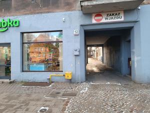 グダニスクにあるGreen Rooms Gdańskの店の前の空いている路地