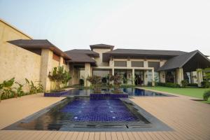 BalluānaにあるNoura Chandigarh - The Green Escapeの正面にプールがある家