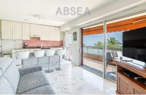 ein Wohnzimmer mit einer Küche und Meerblick in der Unterkunft 2 pièces vue mer Nice ouest in Nizza