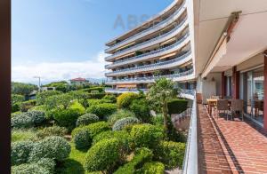 ein Apartmenthaus mit einem Garten vor einem Gebäude in der Unterkunft 2 pièces vue mer Nice ouest in Nizza