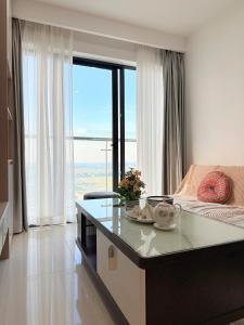 ein Zimmer mit einem Bett und einem Tisch mit Blumen darauf in der Unterkunft Love Family Homestay, Nera Garden Apartment Huế in Thôn Văn Dương + 31 Fotos