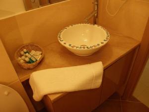 a bathroom with a sink and a bowl on a counter at Apartament 42 Loft - Pod Aniołem in Kazimierz Dolny