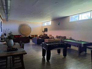 a living room with a ping pong table and a couch at Finca para eventos y complejo rural Mi Cobijo in Fuentelviejo
