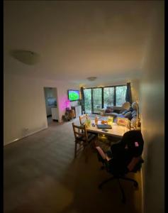 悉尼Hidden Gem North Sydney的带桌椅和沙发的客厅