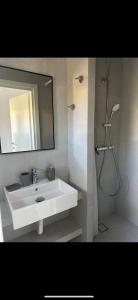 A bathroom at Eleni's Studios