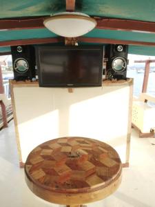 TV a/nebo společenská místnost v ubytování Semi Phinisi boat Labuan Bajo Komodo Tour