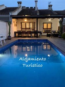 Basen w obiekcie Riumar Nature 38 , piscina , aire acondicionado , barbacoa y pàrquing Privado lub w pobliżu