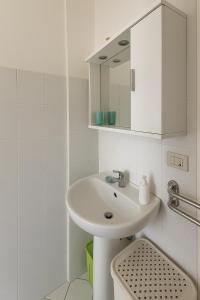 Palizzi MarinaにあるLa Casa di Mico - Appartamenti Mare e Soleの洗面台と鏡のある白いバスルーム +20枚の写真