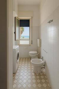 Palizzi MarinaにあるLa Casa di Mico - Appartamenti Mare e Soleのトイレ、洗面台、窓のあるバスルーム