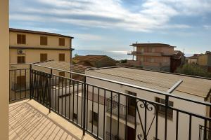 Palizzi MarinaにあるLa Casa di Mico - Appartamenti Mare e Soleの建物の景色を望むアパートメントバルコニー