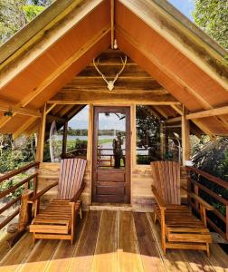 Balkón nebo terasa v ubytování Leopardbay Cabanas Arugambay