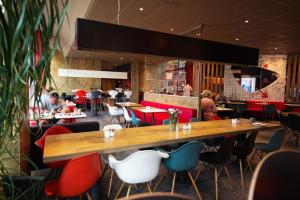 Um restaurante ou outro lugar para comer em ibis Köln Centrum