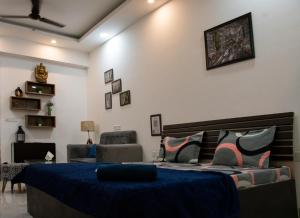 Posezení v ubytování Minimalistic Stay Close to Metro & IT Parks# Garden View