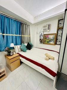 um quarto com uma cama grande e cortinas azuis em Standard studio Room with RoofTop near LKF central em Hong Kong