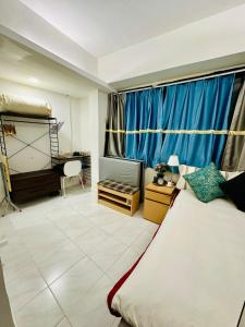 Uma cama ou camas num quarto em Standard studio Room with RoofTop near LKF central