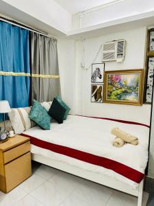 um quarto com uma cama grande em um quarto em Standard studio Room with RoofTop near LKF central em Hong Kong
