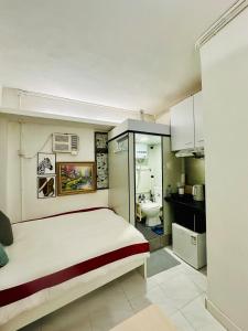 Uma cama ou camas num quarto em Standard studio Room with RoofTop near LKF central