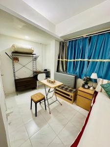 um quarto com uma cama, uma escrivaninha e uma mesa em Standard studio Room with RoofTop near LKF central em Hong Kong