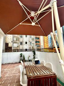 Uma varanda ou terraço em Standard studio Room with RoofTop near LKF central