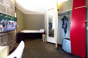 Uma TV ou centro de entretenimento em ibis Köln Centrum