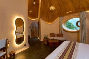 Un dormitorio con una cama y una ventana grande en Toroland Munnar, en Viripara