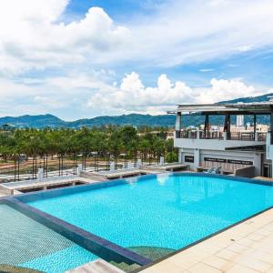 Bazén v ubytování Bellevue Ocean Patong nebo v jeho okolí