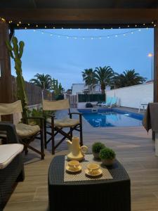 patio ze stołem i basenem w obiekcie Riumar Nature 38 , piscina , aire acondicionado , barbacoa y pàrquing Privado w mieście Riumar