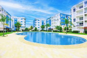 una piscina frente a unos edificios de apartamentos en Amira luxury home, en Martil