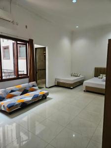 ein Schlafzimmer mit zwei Betten in einem Zimmer in der Unterkunft Grand Valora 1 in Semarang