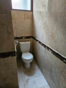 ein schmutziges Bad mit WC in einem Zimmer in der Unterkunft Grand Valora 1 in Semarang