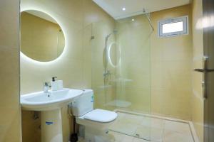 Un baño con inodoro, lavabo y ducha. en Amira luxury home, en Martil