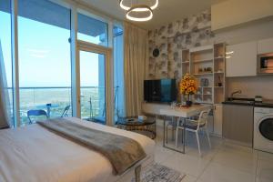Virtuvė arba virtuvėlė apgyvendinimo įstaigoje EasyGo-Spacious-Smart Layout - View