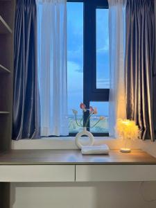 une fenêtre avec une figurine devant dans l'établissement Châu Giang Nera Garden Apartment- Căn hộ 3 phòng ngủ view đẹp FREE Hồ bơi, Gym, à Thôn Văn Dương