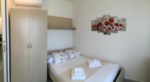 A bed or beds in a room at SunSea