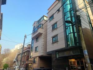 a tall building on a city street at Homey 무료주차 넓은숙소 그룹여행 in Seoul