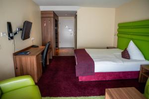 Postel nebo postele na pokoji v ubytování Hotel am Schlosspark