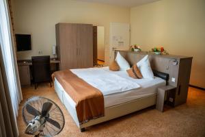 Postel nebo postele na pokoji v ubytování Hotel am Schlosspark