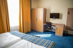Postel nebo postele na pokoji v ubytování Hotel am Schlosspark