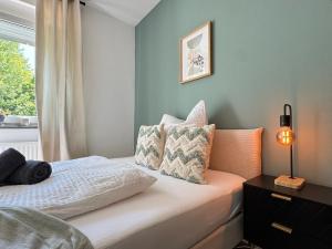a small bedroom with a bed with a window at Hirschberg Living - zwischen Stadt und Natur in Sankt Wendel