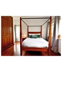 En eller flere senge i et værelse på Casa do Sol Wellness Homestay