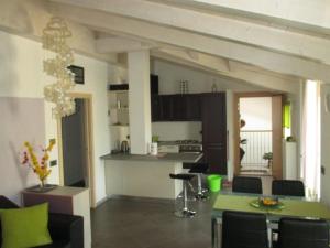 a living room with a table and a kitchen at La Bella Corte in Arco