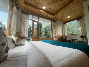 Postel nebo postele na pokoji v ubytování Hotel Old Manali by Himalayan Hotels, with Mountain View, Balcony, Terrace and Parking
