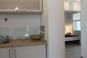 una cocina con fregadero y encimera en Apartments Mala, en Cavtat 68 fotos más